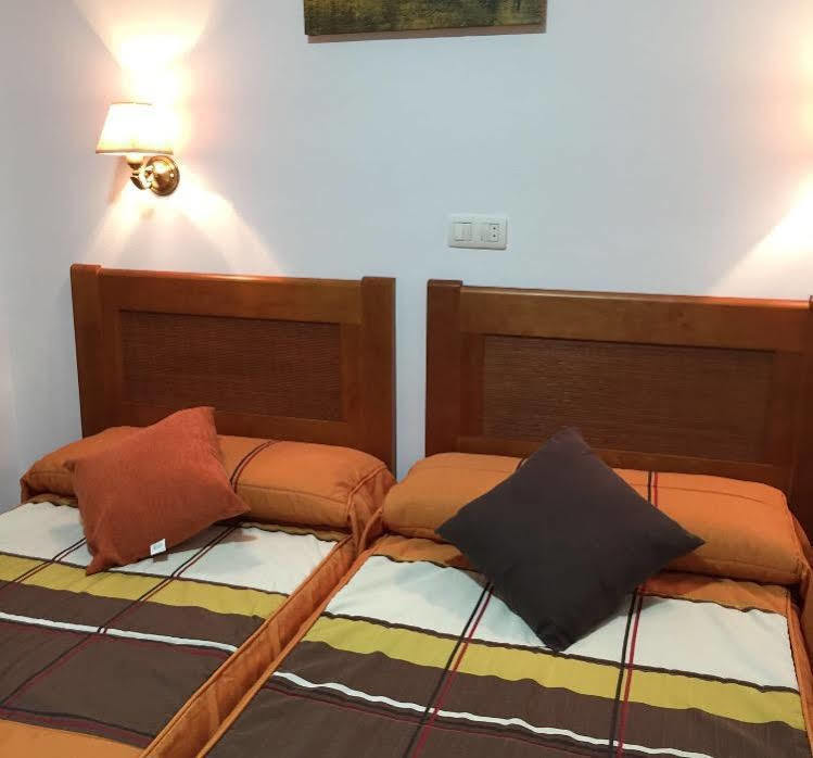 Hostal Argentina กาเซเรส ภายนอก รูปภาพ